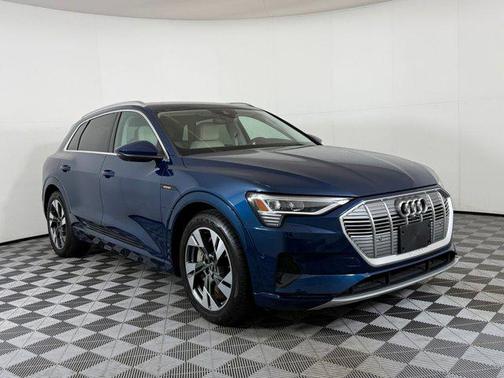 2022 Audi e-tron Premium Plus