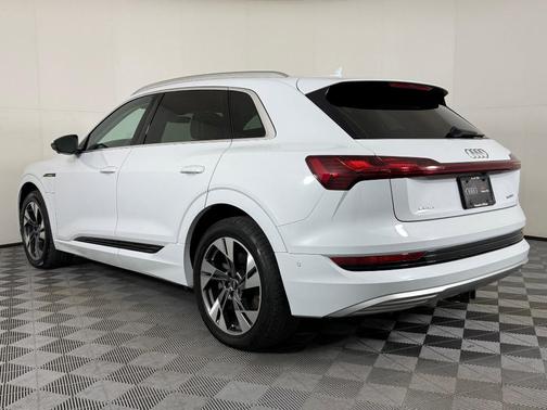 2021 Audi e-tron Premium Plus