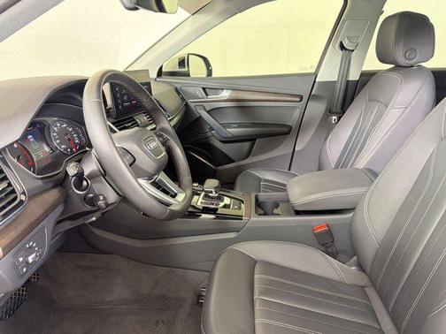 Glacier White Metallic 2023 Audi Q5 40 Premium