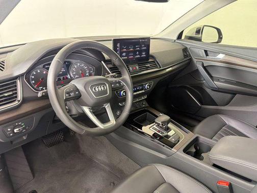 Glacier White Metallic 2023 Audi Q5 40 Premium