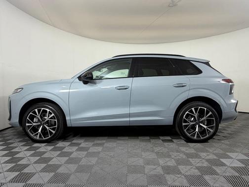 Arrow Gray Pearl Effect 2026 Audi Q3 TFSI quattro S tronic