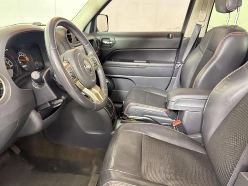 Granite Crystal Metallic Clearcoat 2016 Jeep Patriot 75th Anniversary