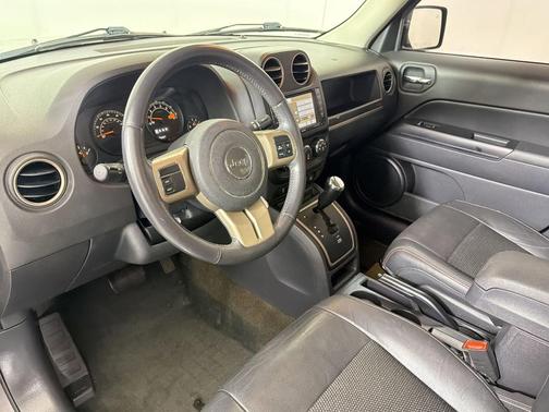 Granite Crystal Metallic Clearcoat 2016 Jeep Patriot 75th Anniversary