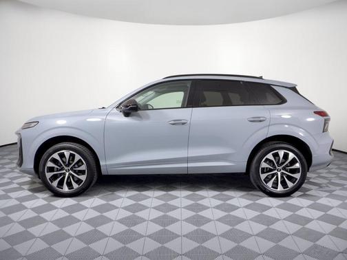 Arrow Gray Pearl Effect 2026 Audi Q3 TFSI quattro S tronic