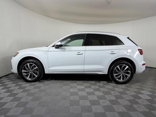 Ibis White 2023 Audi Q5 45 S line Premium Plus