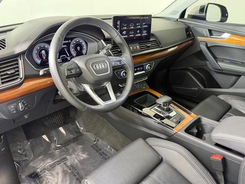 Glacier White Metallic 2023 Audi Q5 45 S line Premium Plus