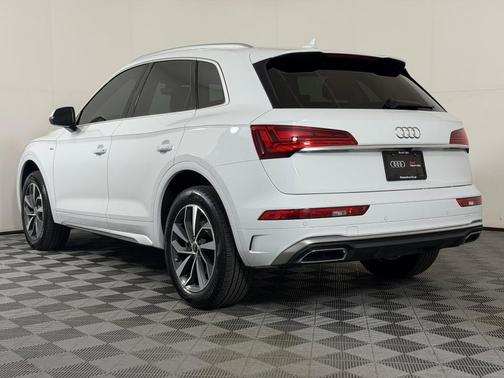 Glacier White Metallic 2023 Audi Q5 45 S line Premium Plus