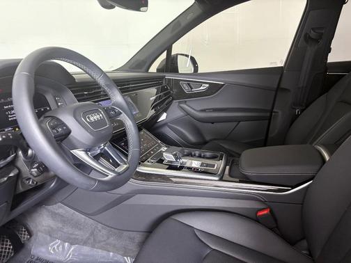 2025 Audi Q7 45 Premium Plus