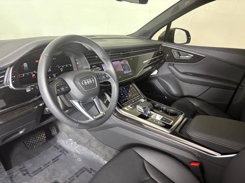 2025 Audi Q7 45 Premium Plus