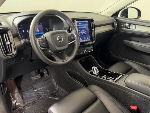 Onyx Black Metallic 2024 Volvo XC40 B5 Plus Bright Theme