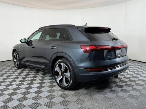 2022 Audi e-tron Premium Plus