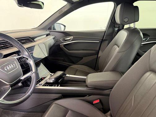 2022 Audi e-tron Premium Plus