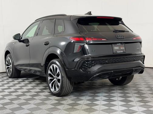 Mythos Black Metallic 2026 Audi Q3 TFSI quattro S tronic