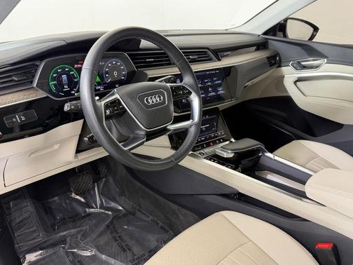 Glacier White Metallic 2024 Audi Q8 e-tron Premium Plus