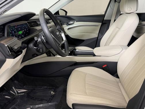 Glacier White Metallic 2024 Audi Q8 e-tron Premium Plus