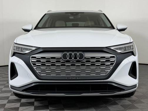 Glacier White Metallic 2024 Audi Q8 e-tron Premium Plus