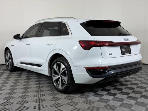 Glacier White Metallic 2024 Audi Q8 e-tron Premium Plus