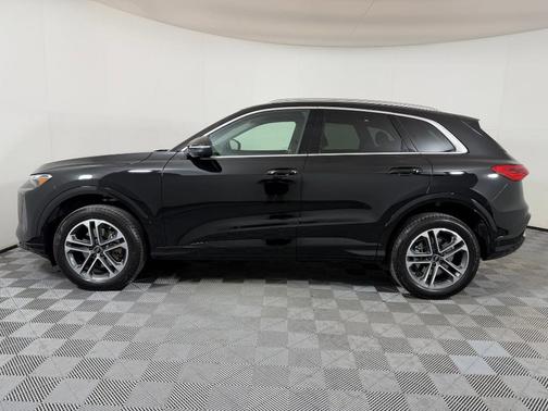Mythos Black Metallic 2025 Audi Q5 Premium TFSI quattro S tronic