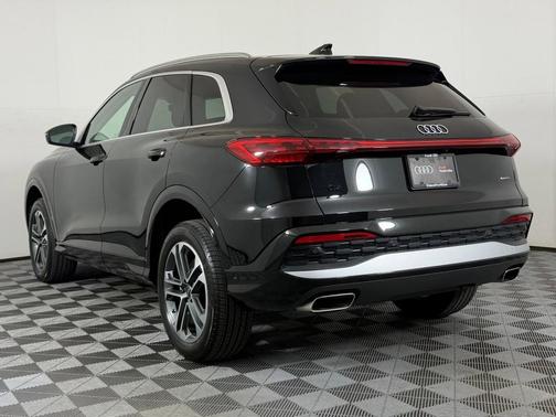 Mythos Black Metallic 2025 Audi Q5 Premium TFSI quattro S tronic