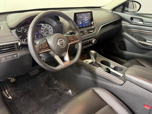 Super Black 2022 Nissan Altima SR FWD
