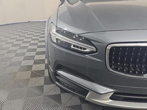 2018 Volvo V90 Cross Country T6