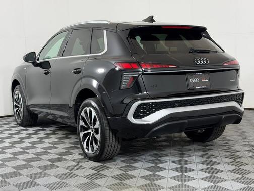 Mythos Black Metallic 2026 Audi Q3 TFSI quattro S tronic