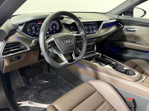 Daytona Gray Pearl Effect 2023 Audi e-tron GT Prestige quattro