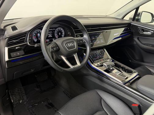 Glacier White Metallic 2024 Audi Q7 55 Premium Plus
