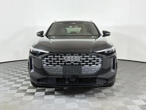 Mythos Black Metallic 2025 Audi Q5 Premium Plus TFSI quattro S tronic