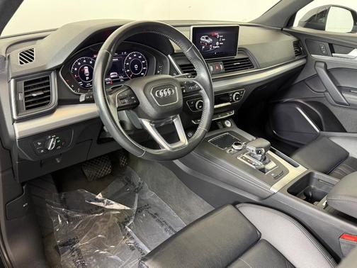 Mythos Black Metallic 2020 Audi Q5 45 Titanium Premium