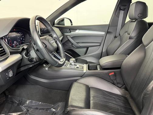 Mythos Black Metallic 2020 Audi Q5 45 Titanium Premium