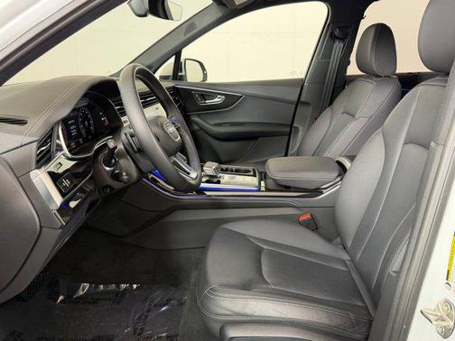 Glacier White Metallic 2025 Audi Q7 55 Premium Plus