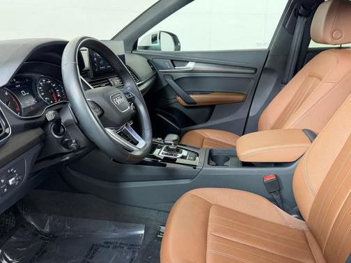 Glacier White Metallic 2023 Audi Q5 40 Premium