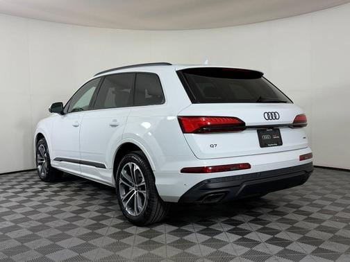 Glacier White Metallic 2026 Audi Q7 45 Premium