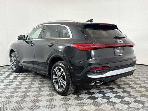 Mythos Black Metallic 2025 Audi Q5 Premium TFSI quattro S tronic