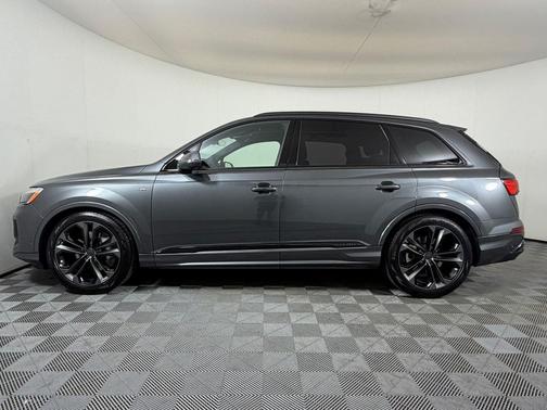 Daytona Gray Pearl Effect 2026 Audi Q7 55 Premium Plus