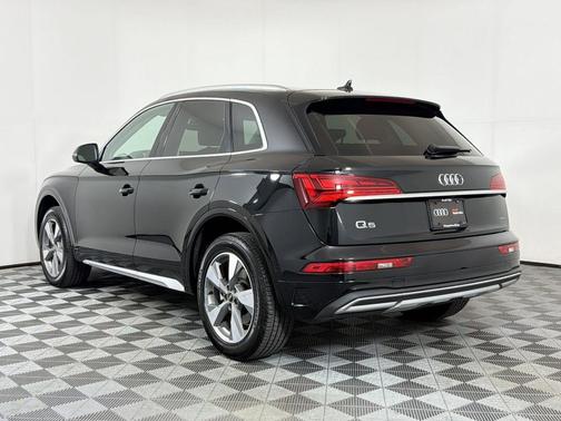 Mythos Black Metallic 2023 Audi Q5 40 Premium