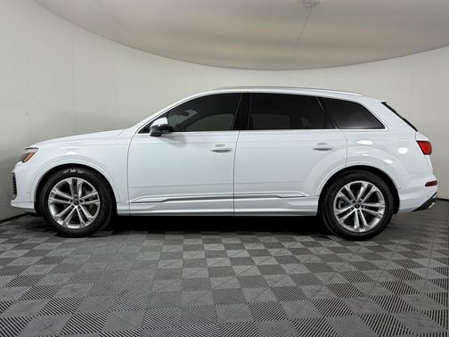 Glacier White Metallic 2026 Audi Q7 55 Premium Plus
