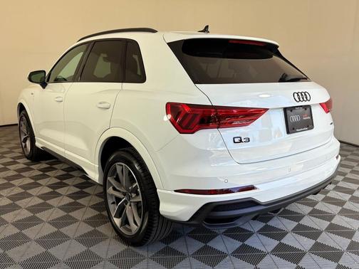 2025 Audi Q3 Premium 45 TFSI S line quattro Tiptronic