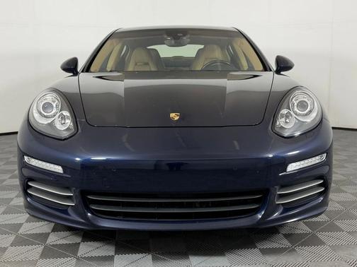 2016 Porsche Panamera 4 Edition