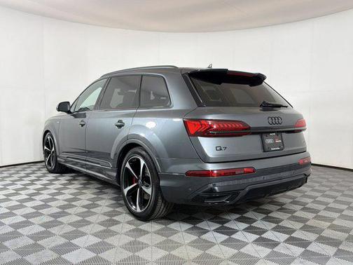 Daytona Gray Pearl Effect 2024 Audi Q7 55 Prestige