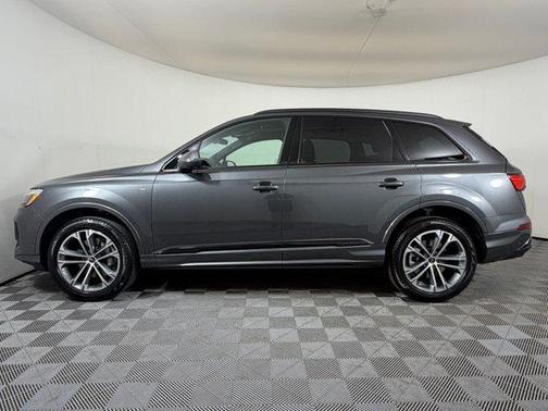Daytona Gray Pearl Effect 2026 Audi Q7 55 Premium
