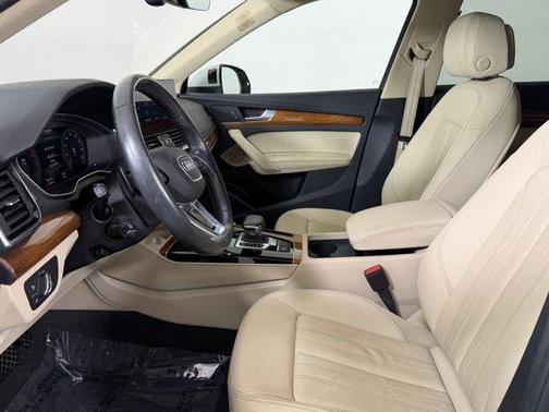 Glacier White Metallic 2023 Audi Q5 40 Premium Plus