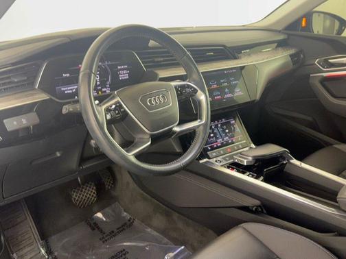 Mythos Black Metallic 2021 Audi e-tron Premium
