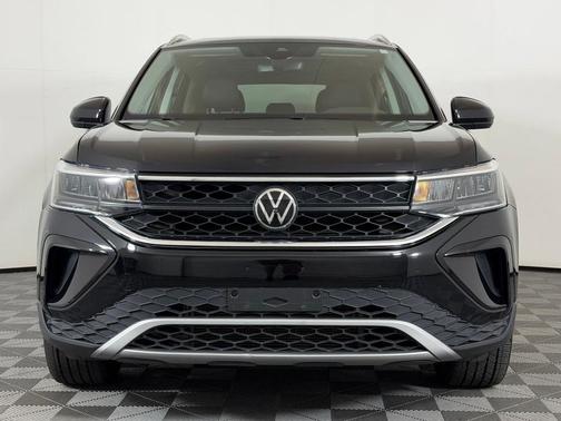 Deep Black Pearl 2023 Volkswagen Taos 1.5T SE