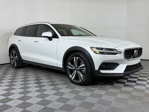 2023 Volvo V60 Cross Country B5 Plus