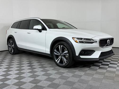 2023 Volvo V60 Cross Country B5 Plus