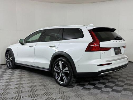 2023 Volvo V60 Cross Country B5 Plus