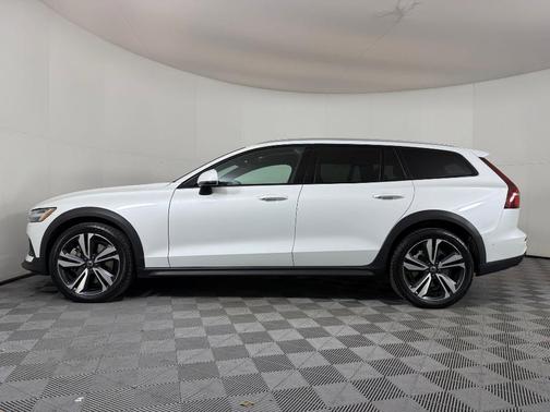 2023 Volvo V60 Cross Country B5 Plus