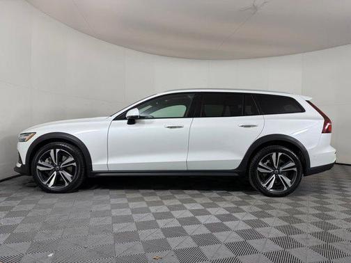 2023 Volvo V60 Cross Country B5 Plus